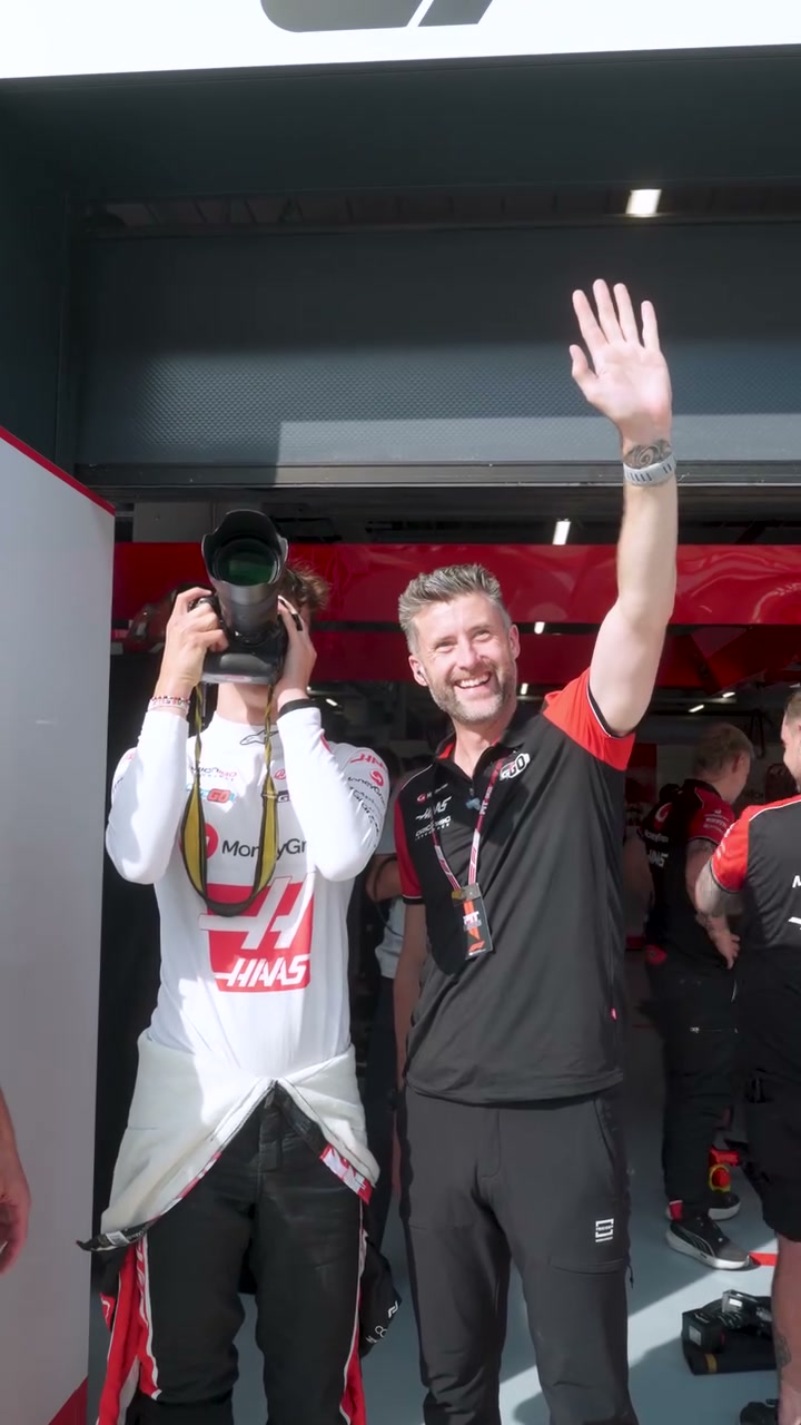 Ollie repère son grand-père dans les tribunes en Hongrie l'année dernière 🔭👋 

⏮️ 2025

#HaasF1 #F1