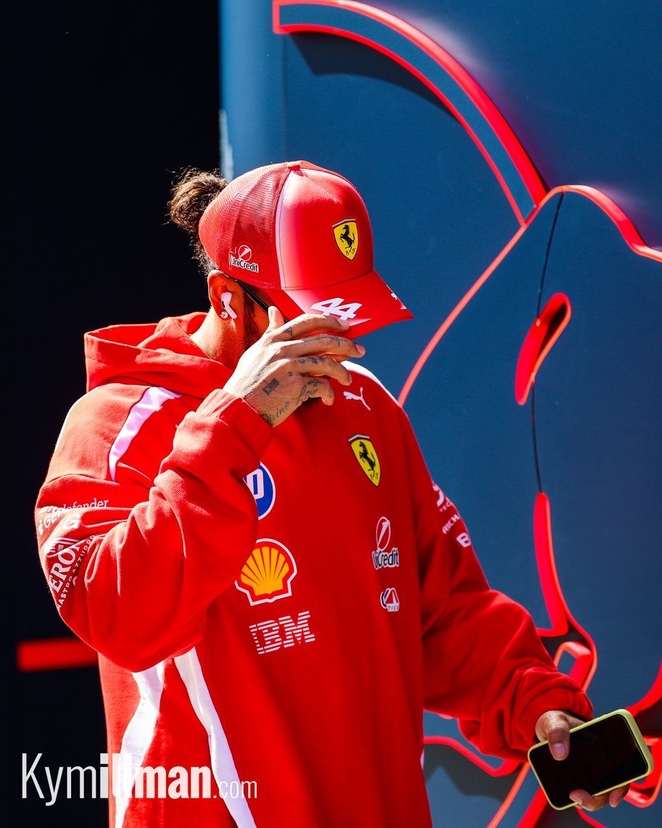 LLEGADA DISCRETA

Hamilton entró discretamente al paddock esta mañana, cubriéndose la cara de los fotógrafos