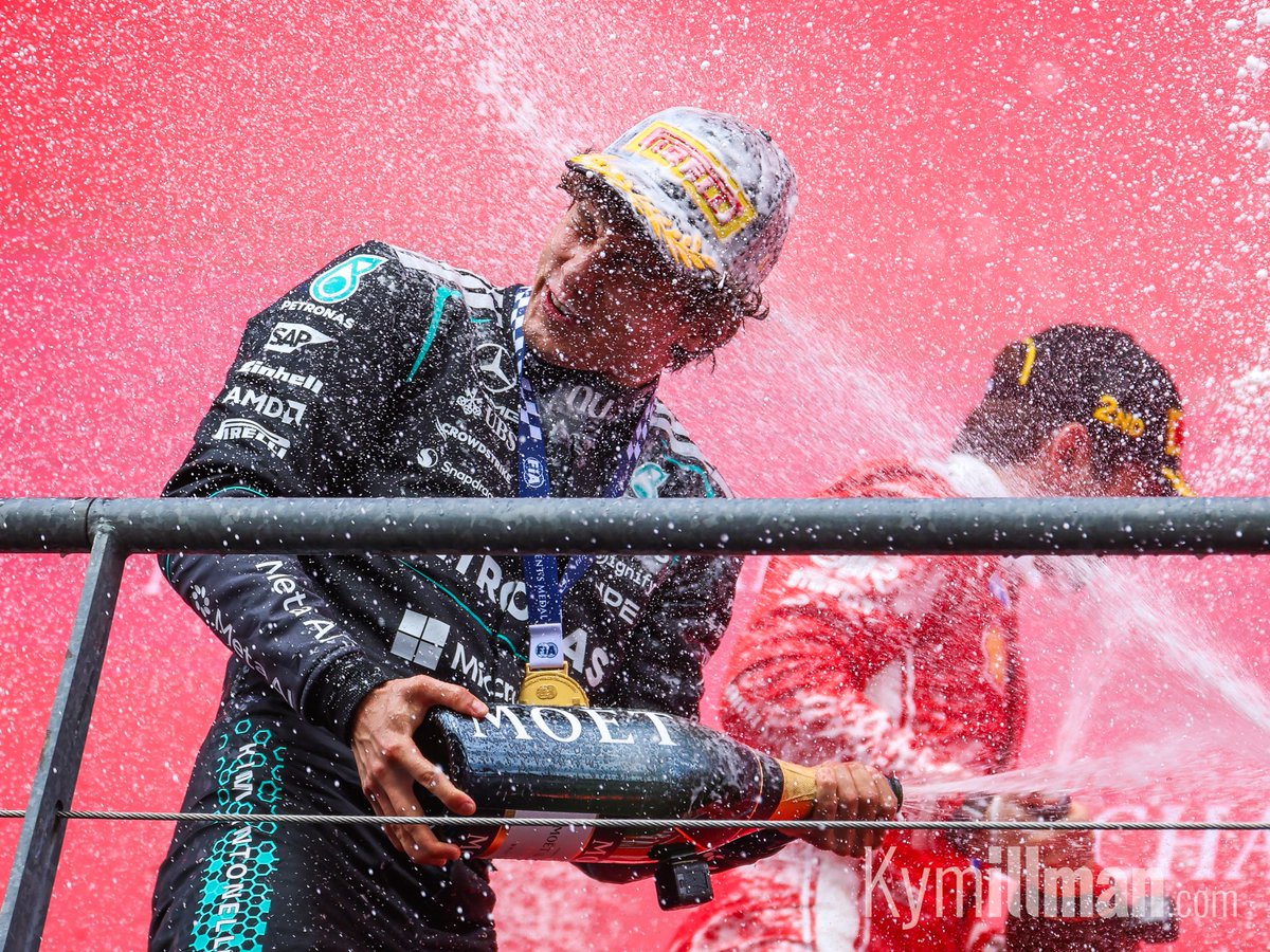 LOS TRES PRIMEROS
Una escena familiar en 2026 cuando Kimi Antonelli regresó al primer escalón del podio