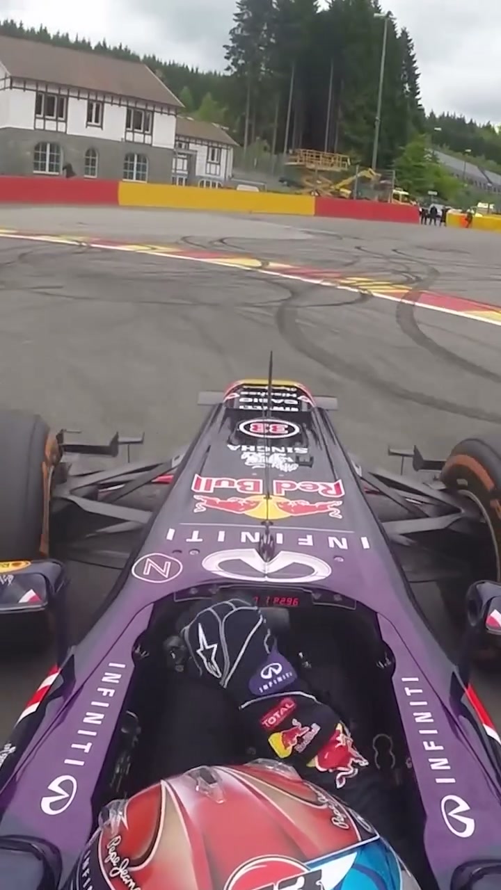 Una curva così iconica, dovevamo provarla al contrario 🔄🇧🇪

#F1 #BelgianGP 

⏪ 2015