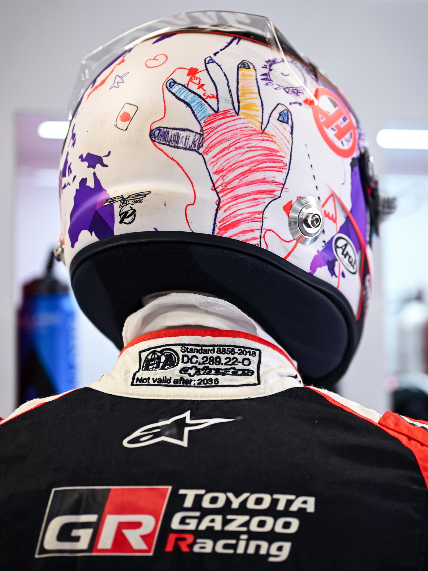 Agregando un toque personal a su casco 🎨 La obra de arte de la hija @ryohirakawa0307 llegó a la pista en FP1 🎨 

#HaasF1 #F1 #HungarianGP