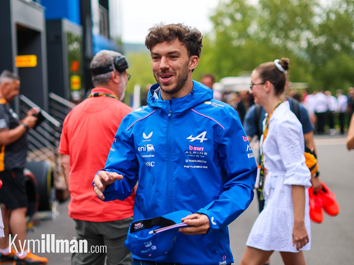 AMIGOS REUNIDOS
Pierre Gasly no pudo ocultar su sonrisa cuando divisó a Günther Steiner en el pa