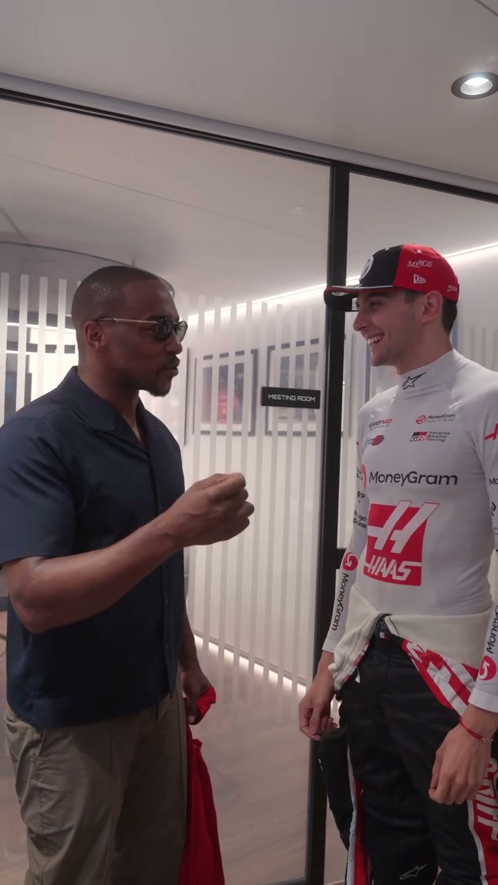 « Je suis un énorme fan ! » « Non, MOI je suis un énorme fan ! » 👏 Quand Esteban a eu la chance de rencontrer @anthonymackie alias Falcon l'année dernière 🤩 

⏮️ 2025

#HaasF1 #F1
