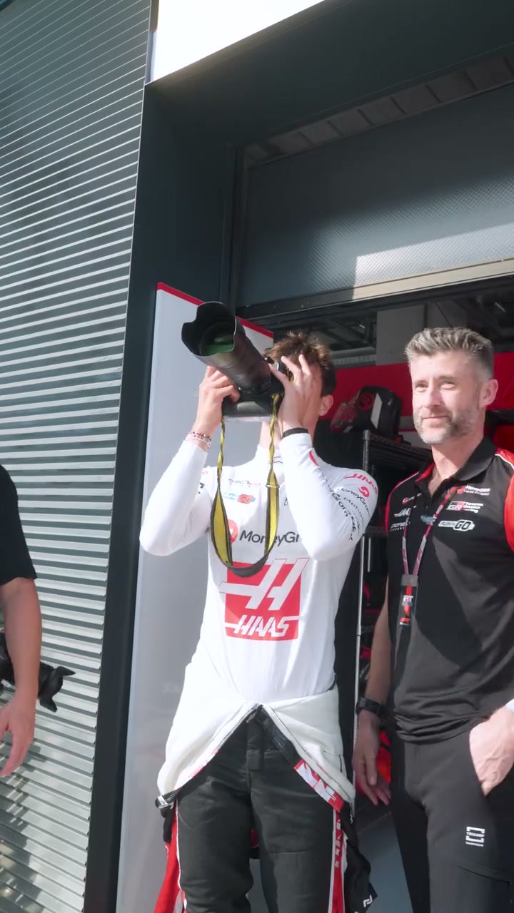 Ollie repère son grand-père dans les tribunes en Hongrie l'année dernière 🔭👋 

⏮️ 2025

#HaasF1 #F1