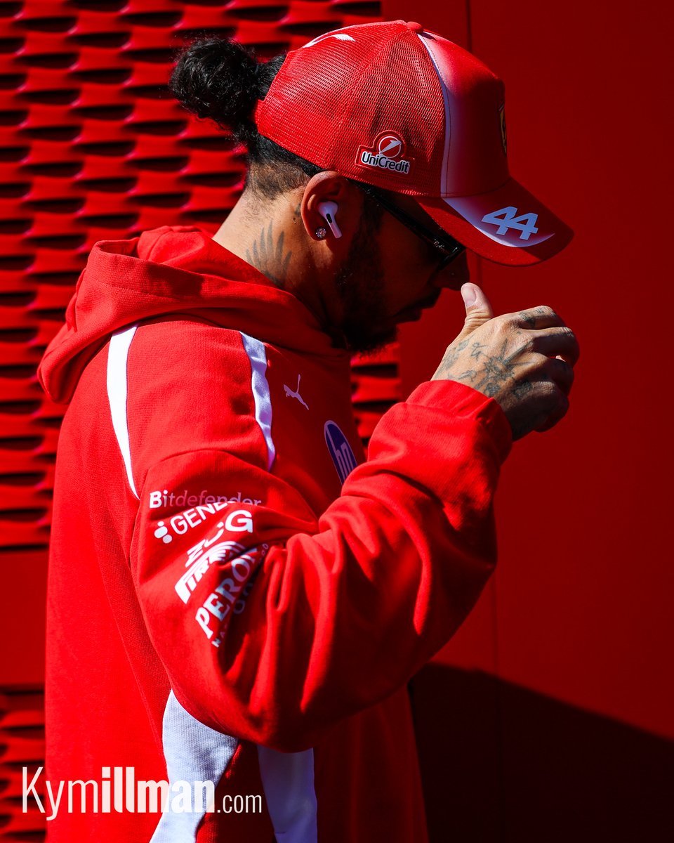 LLEGADA DISCRETA

Hamilton entró discretamente al paddock esta mañana, cubriéndose la cara de los fotógrafos