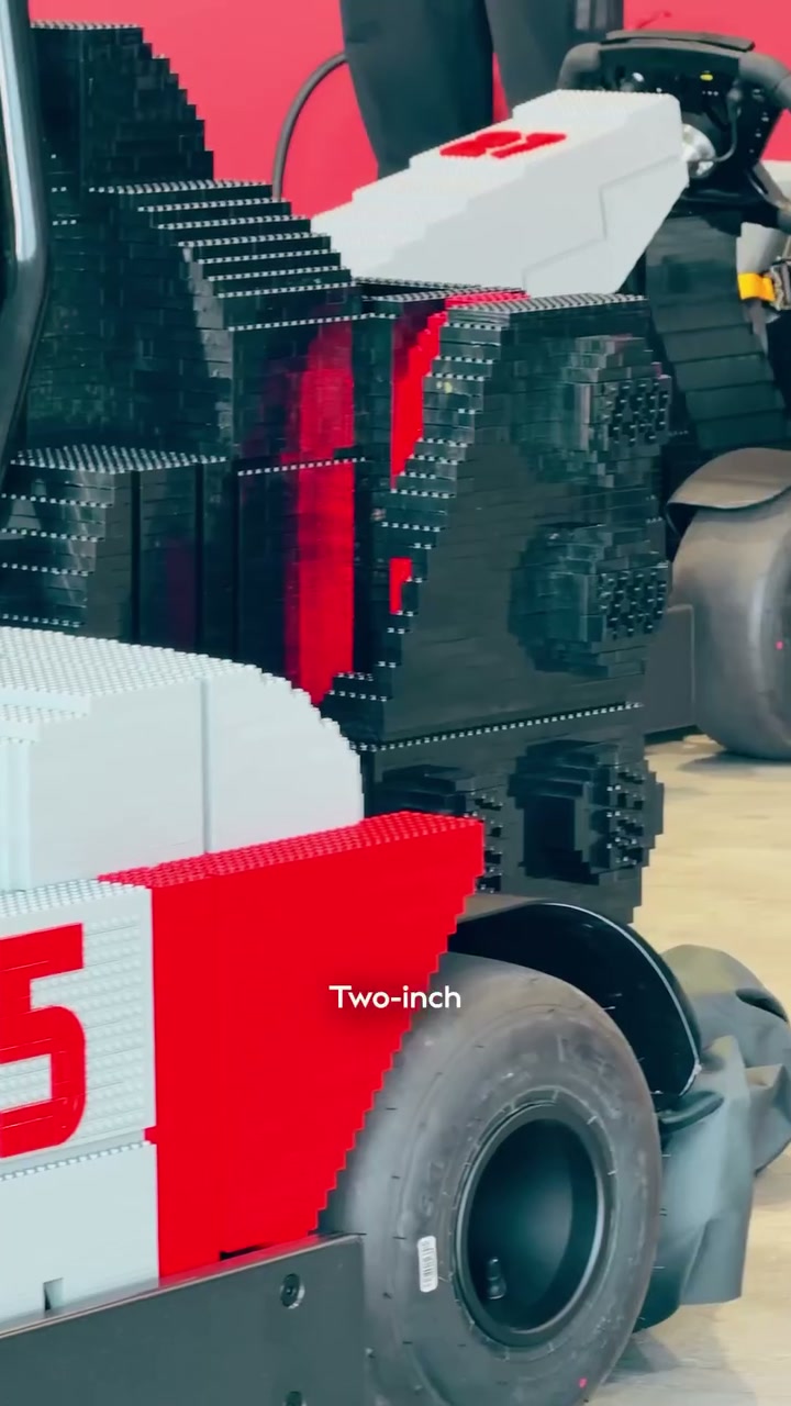 The fastest way to own an Audi R26? Build it with @lego . 🙌🏽
 
A fully driveable version just rolled into the Silverstone garage. 🇬🇧✨