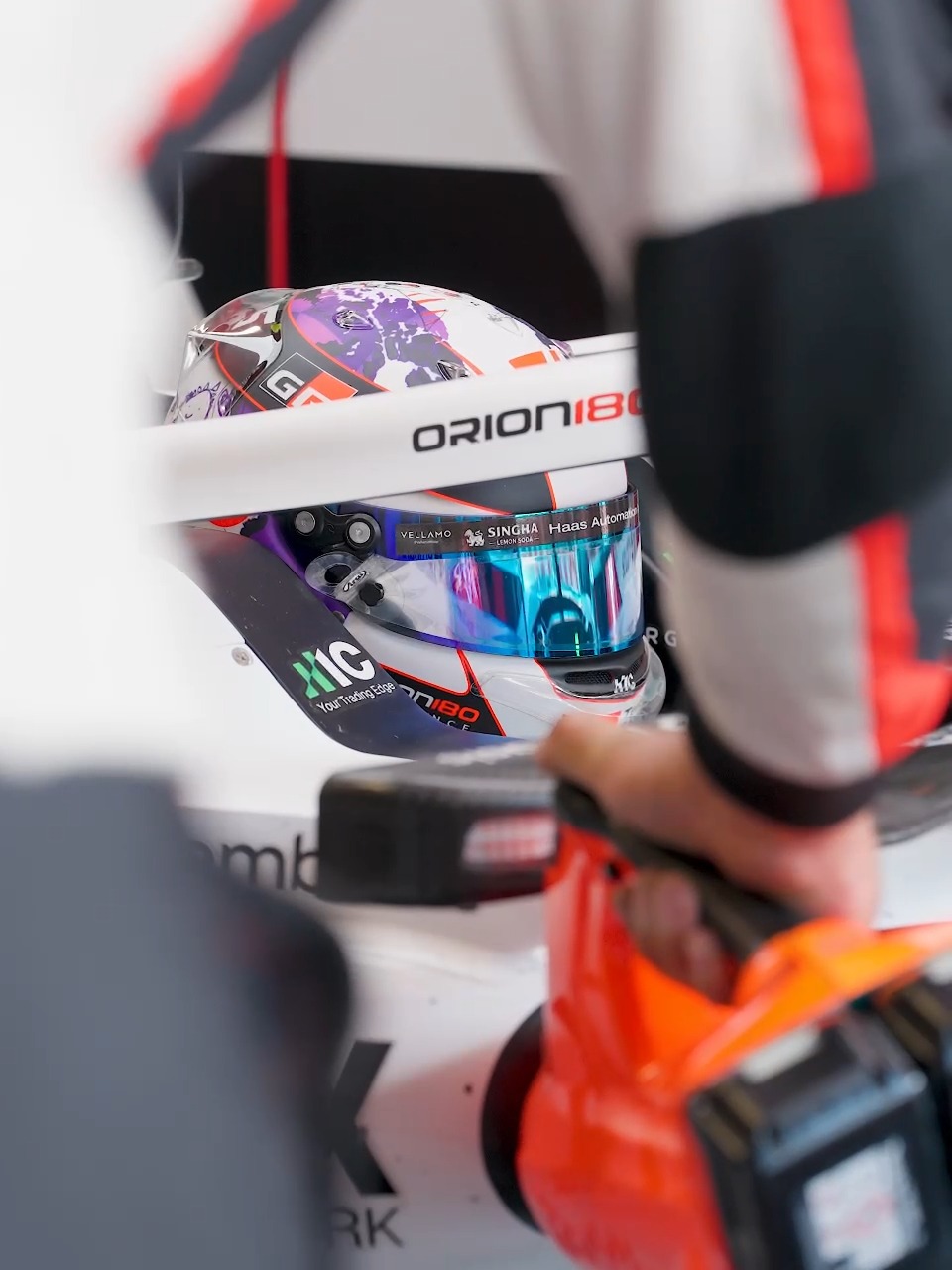 Agregando un toque personal a su casco 🎨 La obra de arte de la hija @ryohirakawa0307 llegó a la pista en FP1 🎨 

#HaasF1 #F1 #HungarianGP
