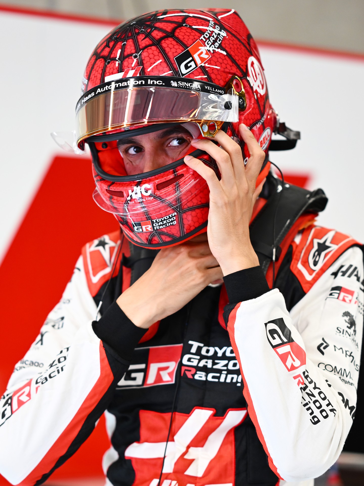 Esteban Ocon presenta casco inspirado en Hombre Araña para los Grandes Premios de Bélgica e Hungría
