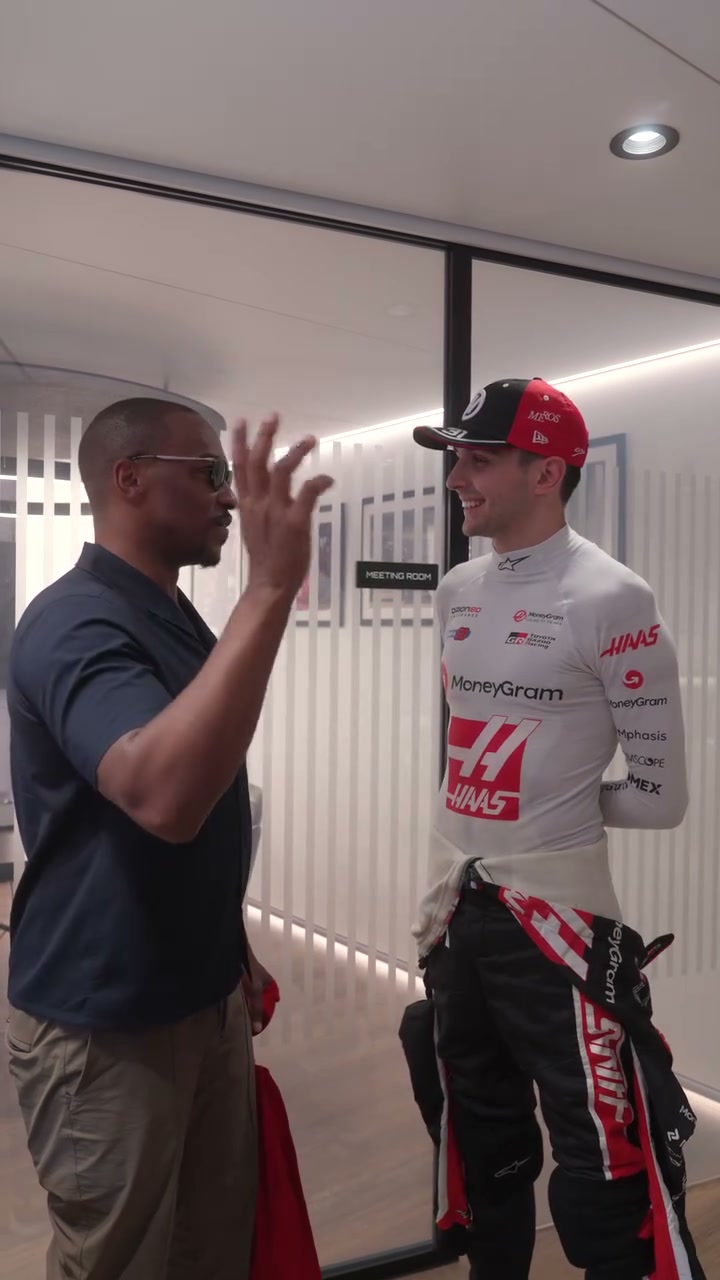 « Je suis un énorme fan ! » « Non, MOI je suis un énorme fan ! » 👏 Quand Esteban a eu la chance de rencontrer @anthonymackie alias Falcon l'année dernière 🤩 

⏮️ 2025

#HaasF1 #F1