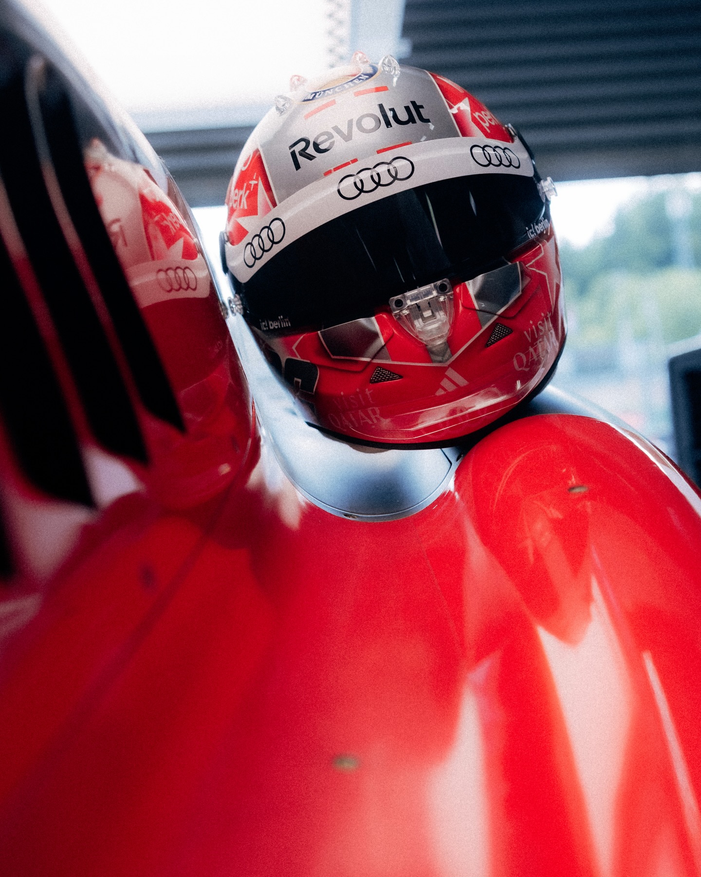 Nico Hulkenberg presenta un casco de estrella rojo y plateado para el Gran Premio de Bélgica