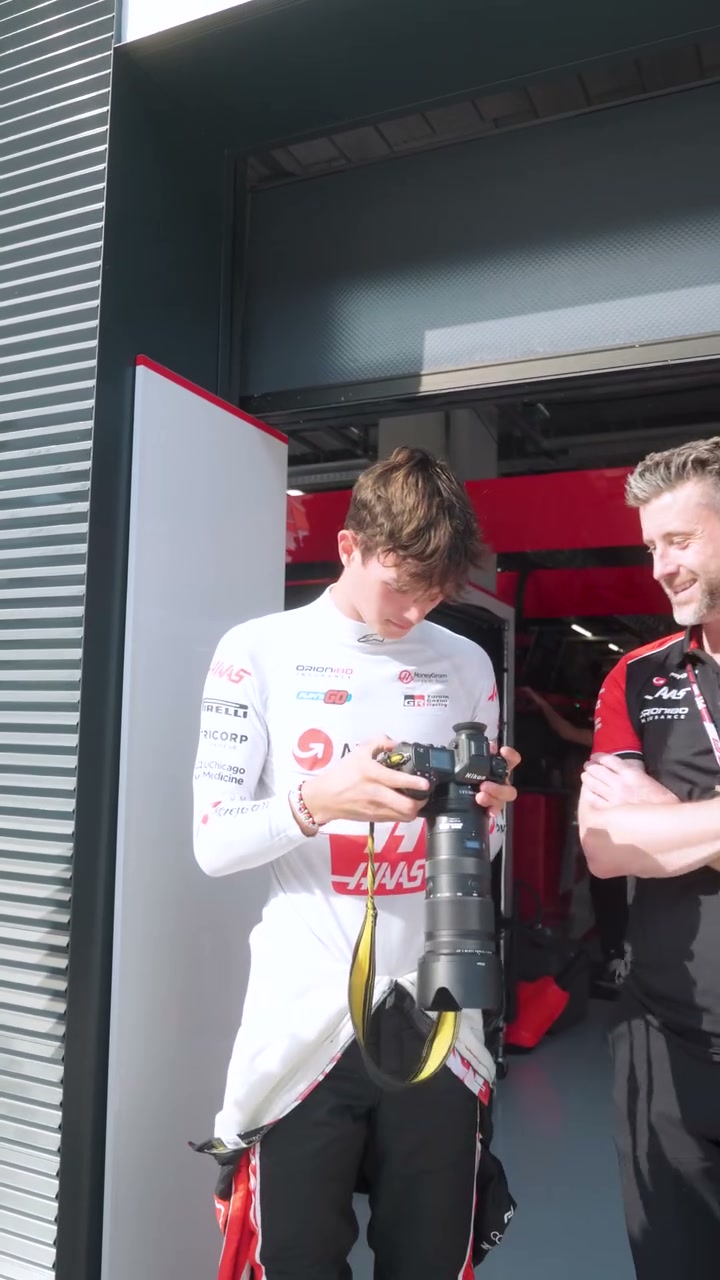 Ollie repère son grand-père dans les tribunes en Hongrie l'année dernière 🔭👋 

⏮️ 2025

#HaasF1 #F1
