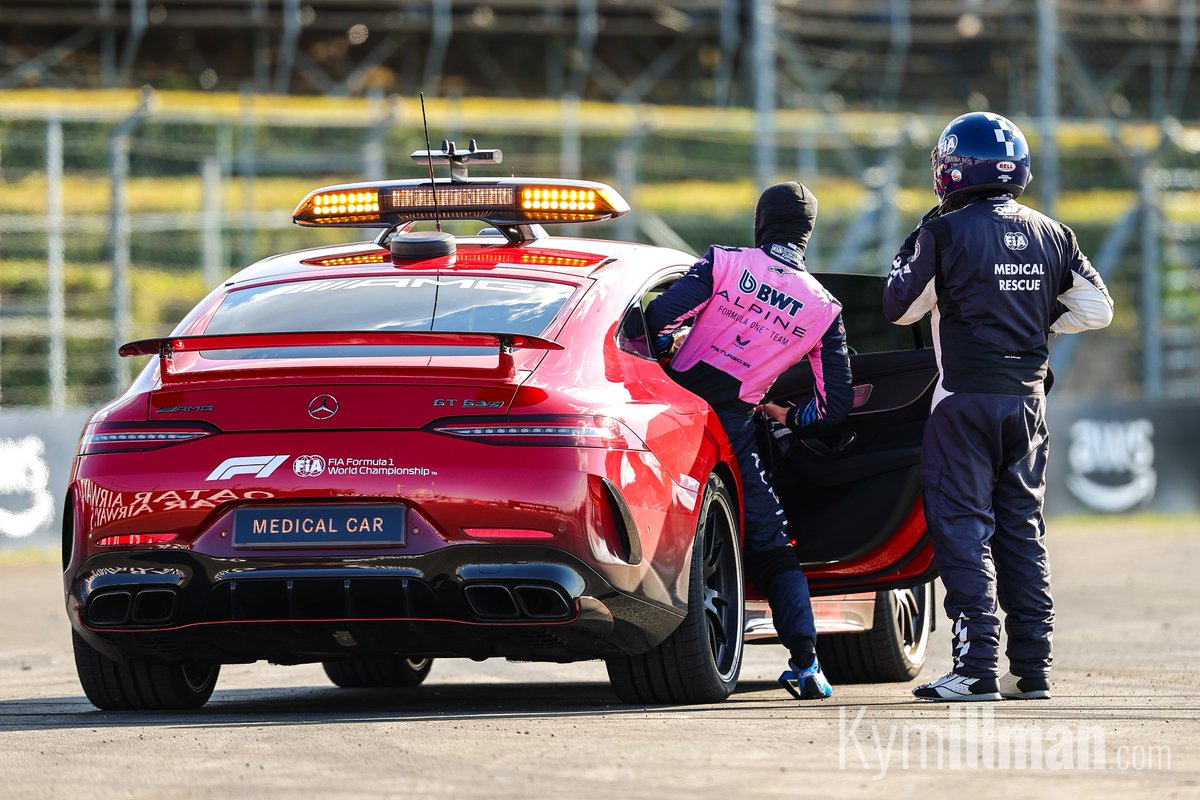 BANDERA ROJA FRANCO

La bandera roja fue sacada en FP2 tras una salida de pista de Franco Colapinto en la ú