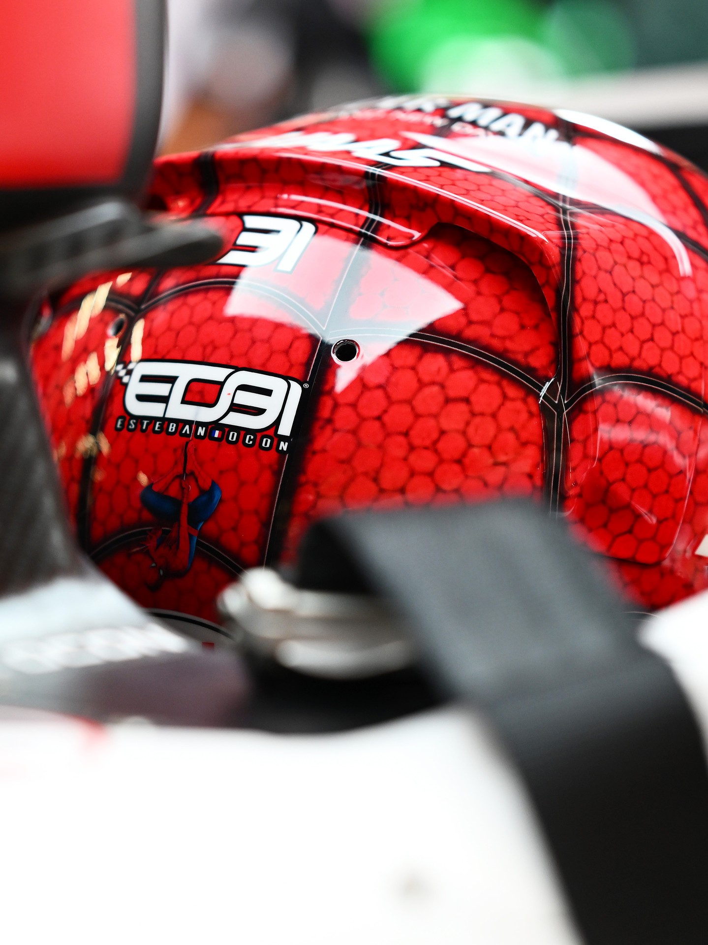 Un casco digno de la pantalla grande 📺🍿 ¡Esteban está luciendo este casco especial Spider-Man para Bélgica y Hungría! 🇧🇪🇭🇺

#HaasF1 #F1 #BelgianGP