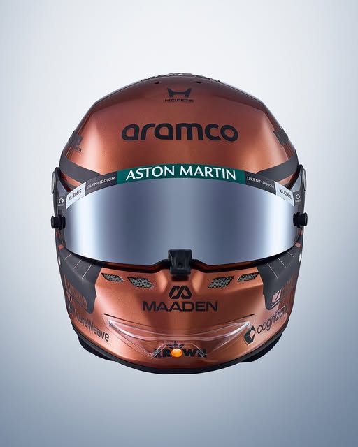 Lance Stroll 2026 Großbritannien GP Helm — Vorderansicht, Chrome-Spiegelvisier und Aston Martin Racing Green Band über Kupferlivree