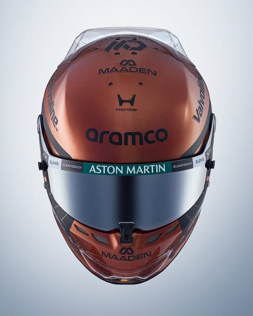 Lance Stroll 2026 Großbritannien GP Helm — Draufsicht-Vorderansicht mit aramco, Honda und dem Aston Martin Green Visier Band auf der Kupferschale