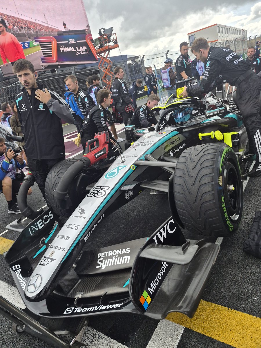 Drivers on inters for the laps to the grid but it still might be slicks for the start: https://t.co/91LIj81s1N