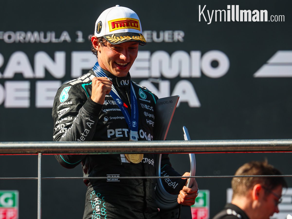 A BIT OF FUN
After being doused in champagne, Kimi Antonelli took a moment to grab a selfie overloo