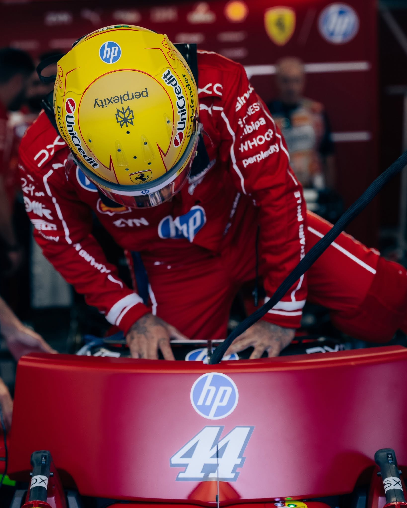 Casco de Lewis Hamilton para Monza 2026: su diseño Ferrari amarillo con las letras HAM y los cúmulos de estrellas recoloreados en el tricolor italiano