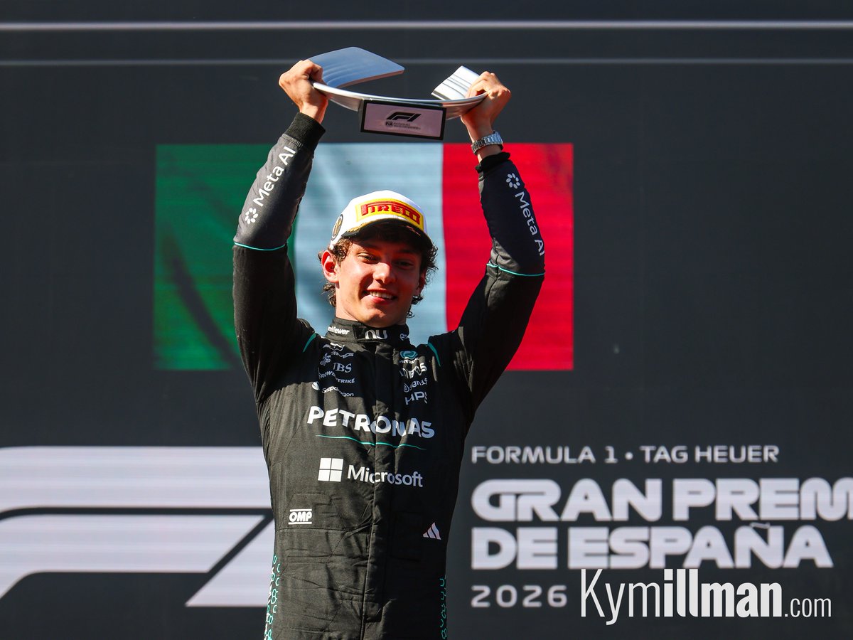 A BIT OF FUN
After being doused in champagne, Kimi Antonelli took a moment to grab a selfie overloo