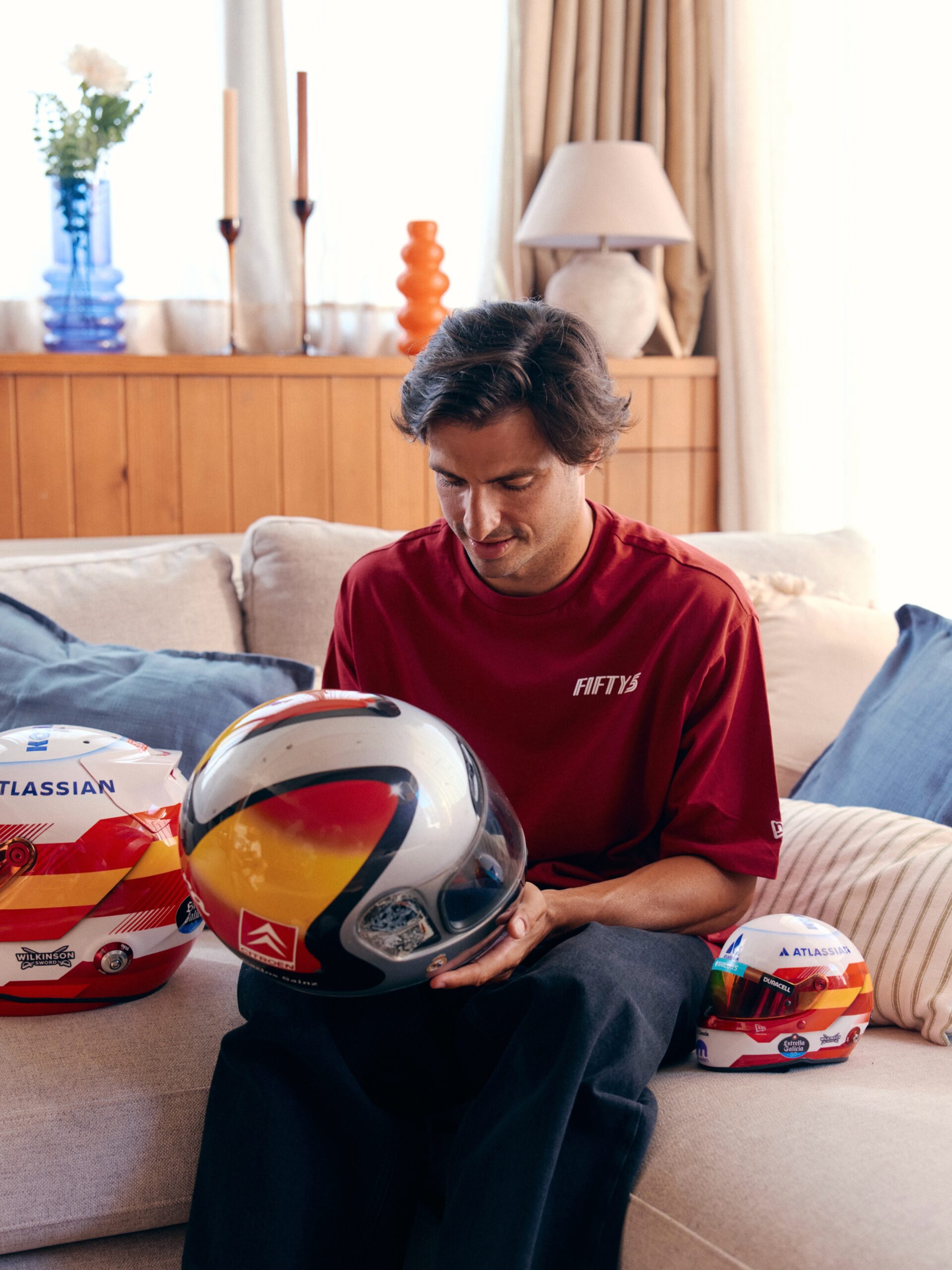 De mi primera carrera de karting en 2005 a mi primera carrera de F1 en Madrid. Para este casco quería volver a mis orígenes, recuperar aquel primer diseño inspirado en el de mi padre y darle mi toque 
