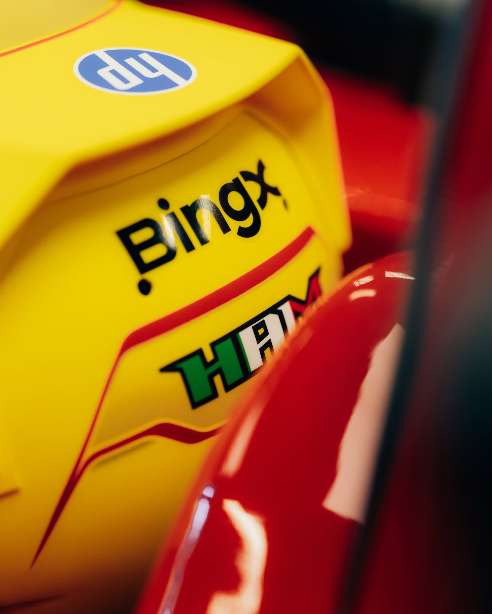 Casco de Lewis Hamilton para Monza 2026: su diseño Ferrari amarillo con las letras HAM y los cúmulos de estrellas recoloreados en el tricolor italiano