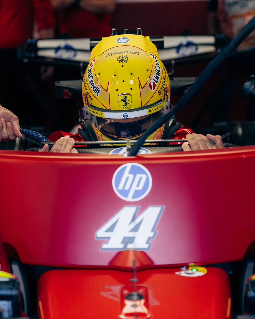 Casco de Lewis Hamilton para Monza 2026: su diseño Ferrari amarillo con las letras HAM y los cúmulos de estrellas recoloreados en el tricolor italiano