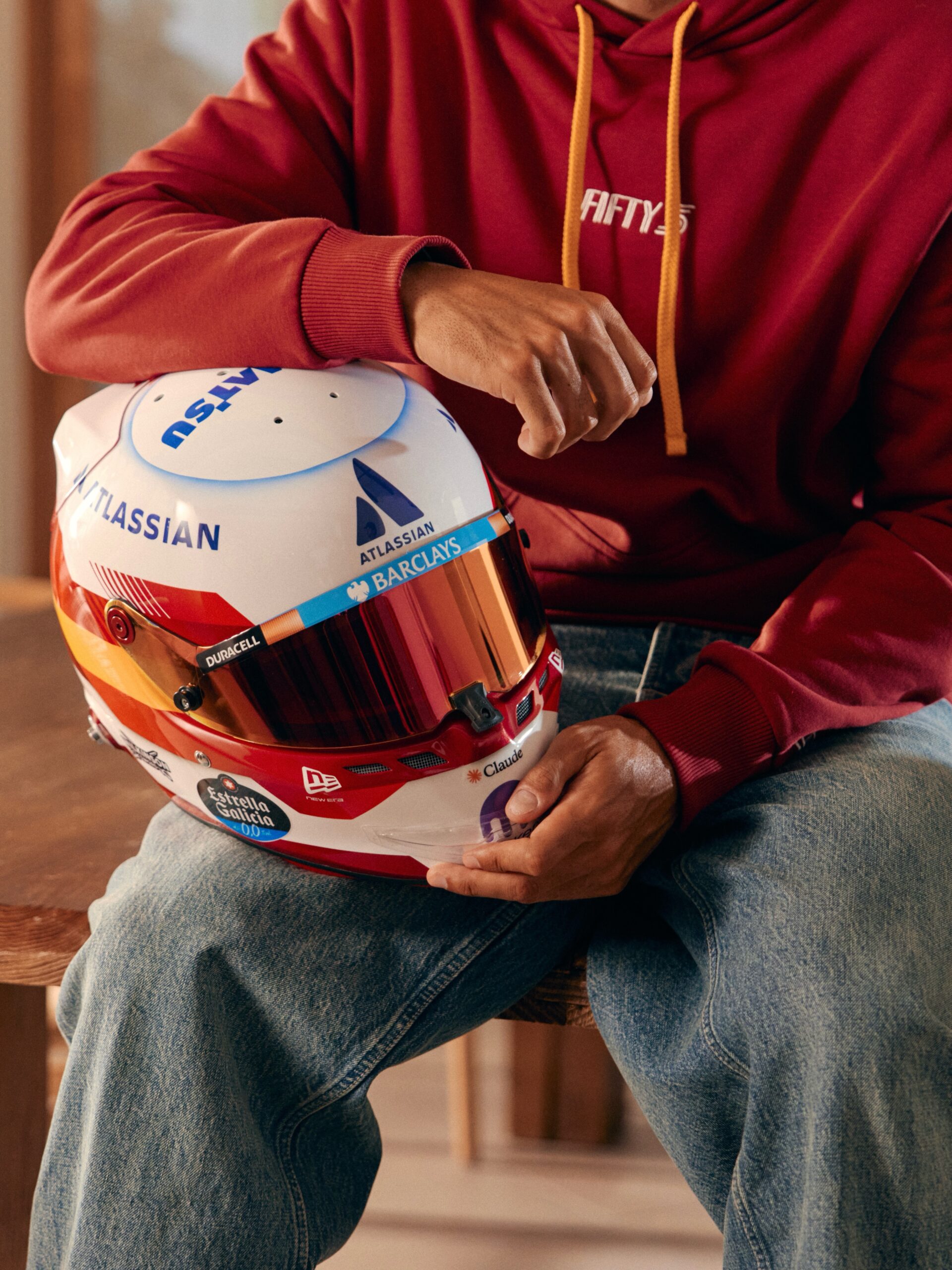 De mi primera carrera de karting en 2005 a mi primera carrera de F1 en Madrid. Para este casco quería volver a mis orígenes, recuperar aquel primer diseño inspirado en el de mi padre y darle mi toque 