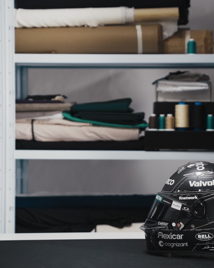 Casco de Fernando Alonso 2026 Spanish GP: librea exclusiva BOSS x Aston Martin creada a partir del patrón de confección del traje BOSS Performance para el Madring