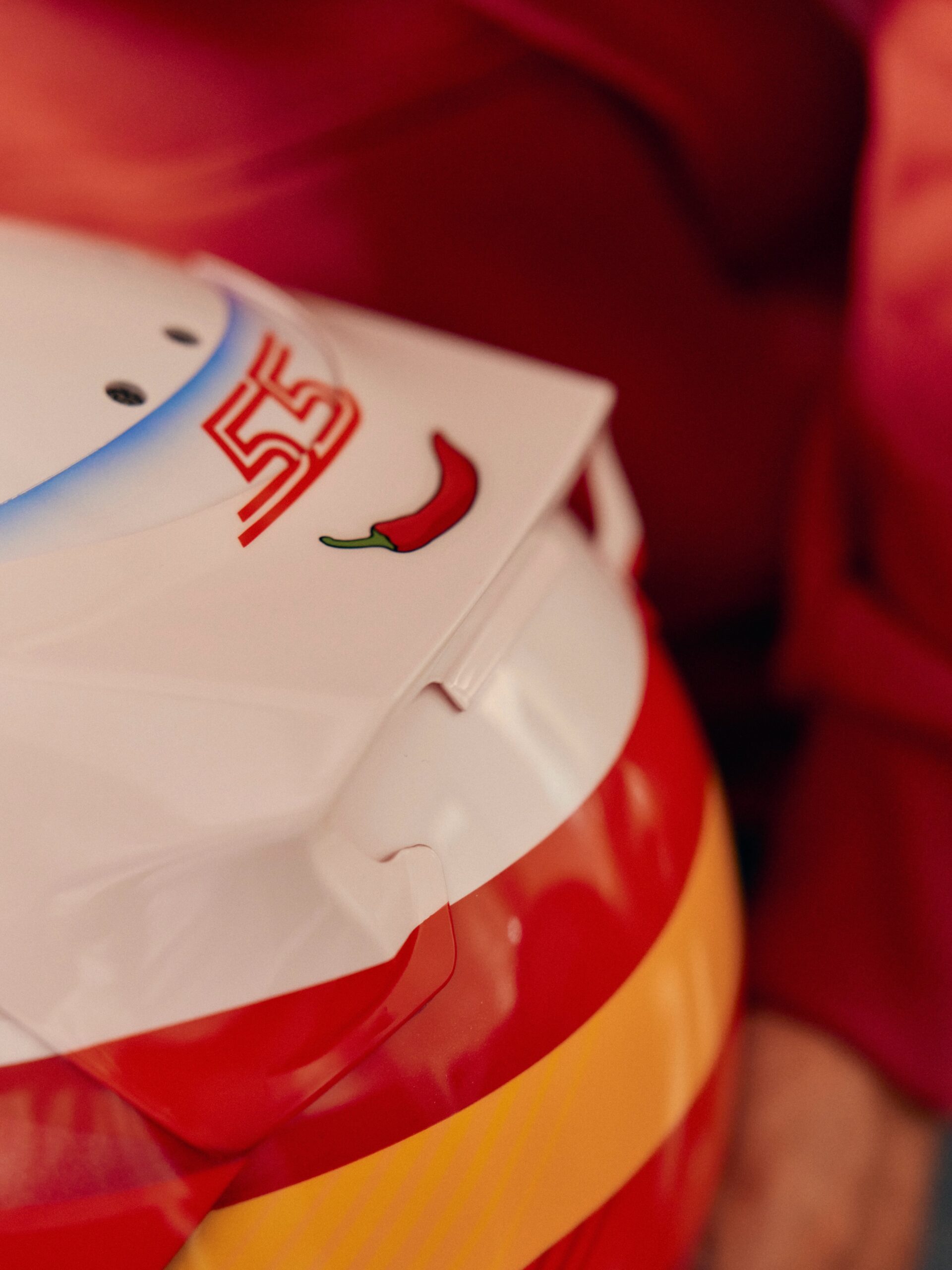 De mi primera carrera de karting en 2005 a mi primera carrera de F1 en Madrid. Para este casco quería volver a mis orígenes, recuperar aquel primer diseño inspirado en el de mi padre y darle mi toque 