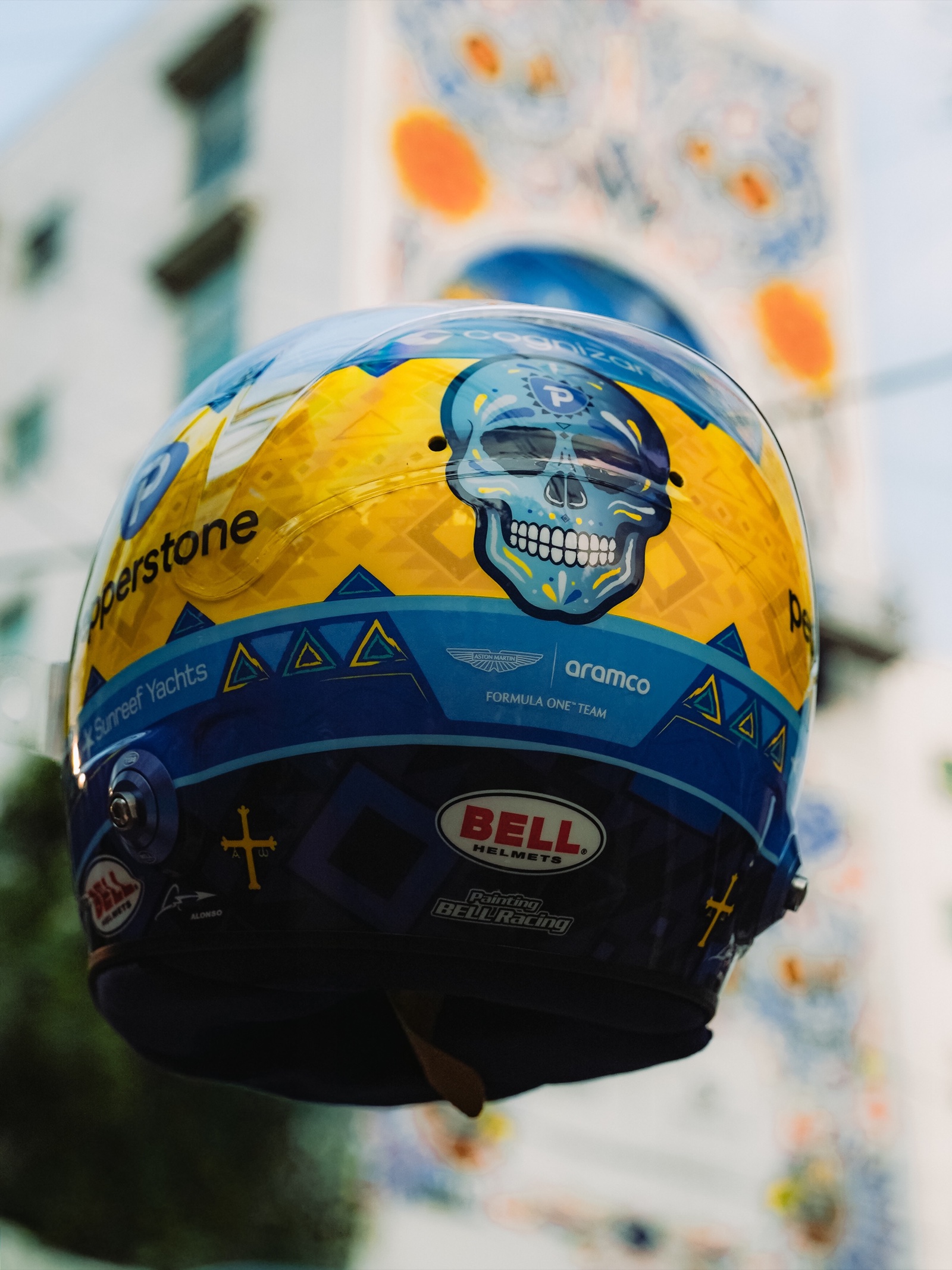مؤخرة خوذة Fernando Alonso لجائزة مكسيكو سيتي الكبرى 2026، مع الجمجمة المزخرفة على الشريط الأصفر وصليب النصر الأستوري الأصفر في أسفل كل جانب