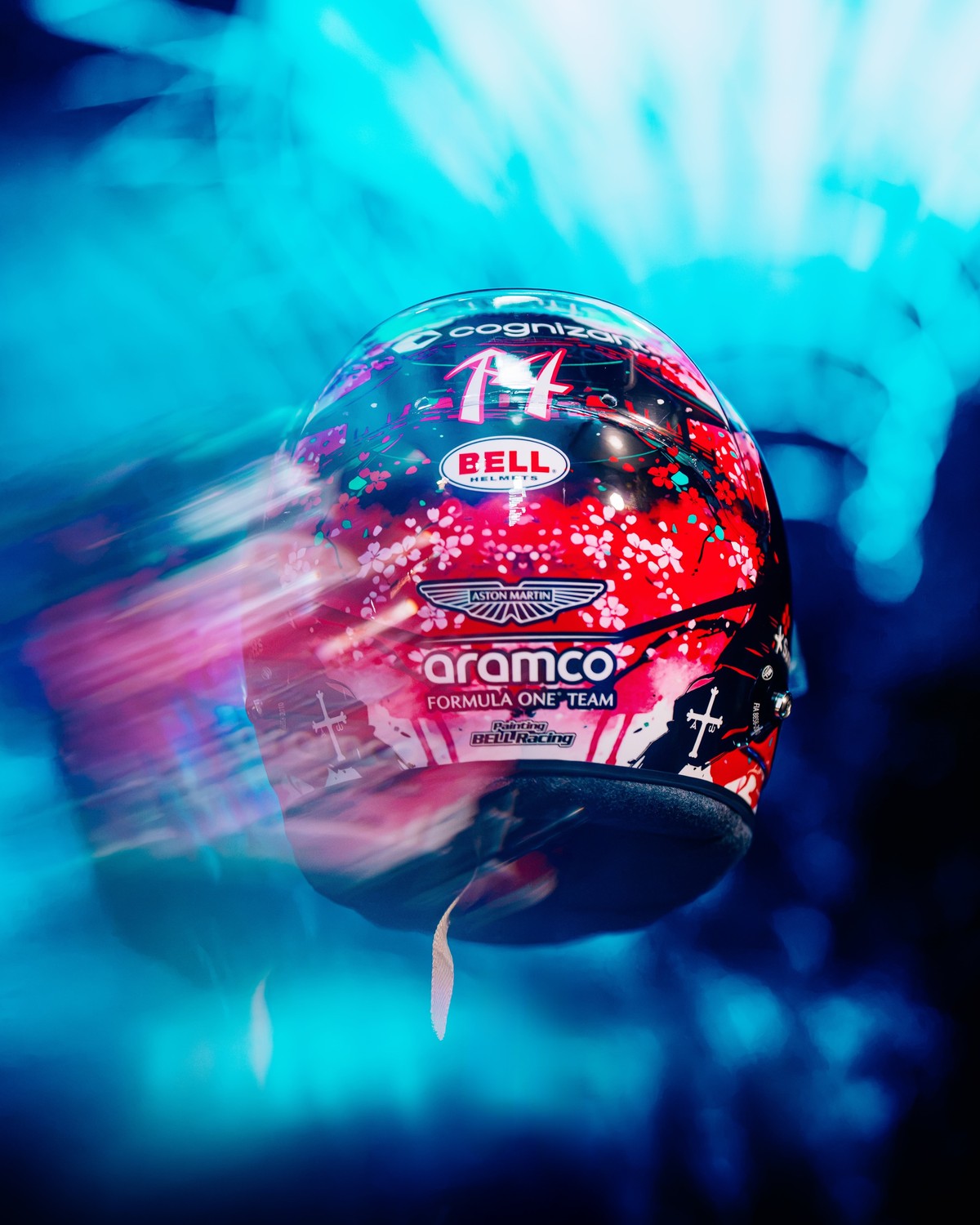 الجزء الخلفي من خوذة Fernando Alonso في جائزة سنغافورة الكبرى 2026: الرقم 14 وشعار Bell وأجنحة Aston Martin وزهور كرز حمراء