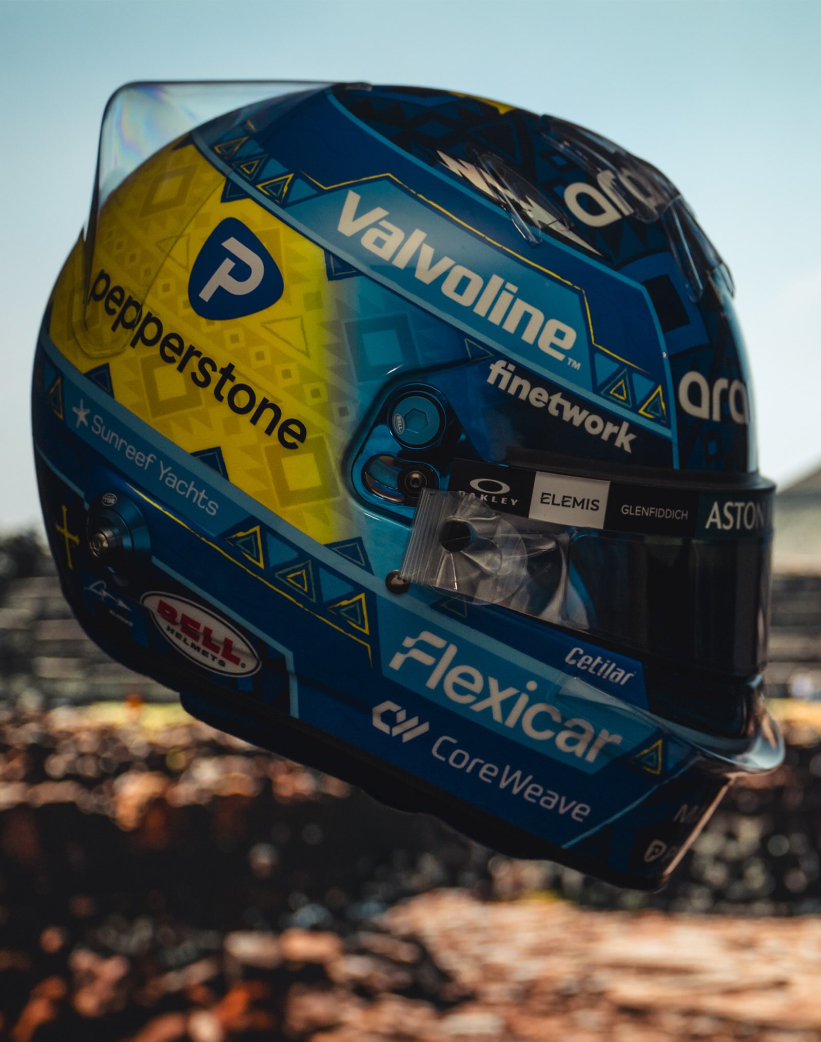 الجانب الأيمن من خوذة Fernando Alonso لجائزة مكسيكو سيتي الكبرى 2026، مع شريط Pepperstone الأصفر والنقوش الهندسية الزرقاء