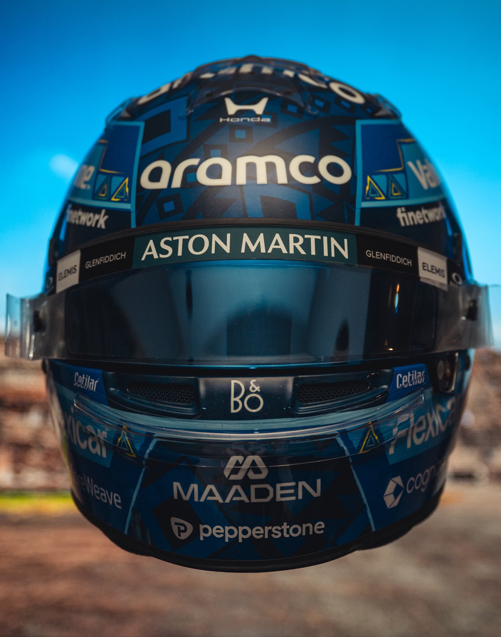 مقدمة خوذة Fernando Alonso لجائزة مكسيكو سيتي الكبرى 2026، مع شريط Aston Martin على الواقي وشعار Pepperstone على الذقن