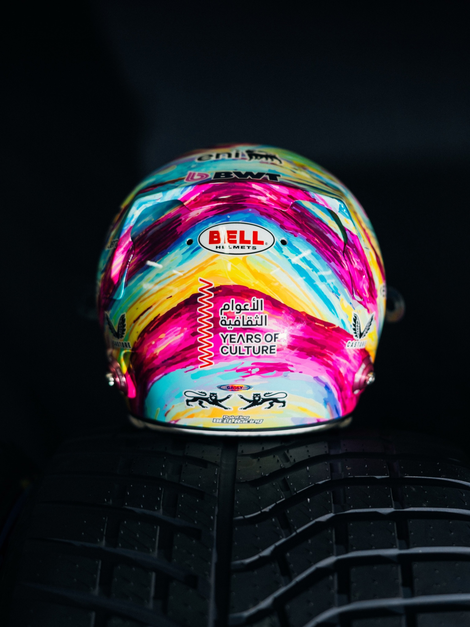 الجزء الخلفي من خوذة بيار غاسلي لجائزة مكسيكو سيتي الكبرى 2026 مع شعار Bell Helmets وشعار Years of Culture وأسدين أسودين