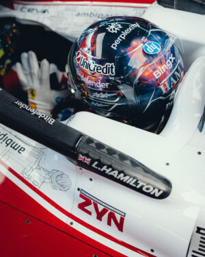 Hamilton's Austin 2026 helmet from above in the cockpit: perplexity, UniCredit, Bingx and HAM lettering on the space-scene shell