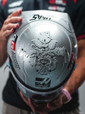 Top of Oliver Bearman's 2026 Singapore GP helmet with the white and silver floral emblem of his sixpence tribute